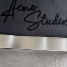 Acne Studios 手写徽标T恤 ,Acne Studios这款26新款手写字母logoT恤,将北欧极简与复古情怀 Acne Studios 手写徽标T恤 ,Acne Studios这款26新款手写字母logoT恤,将北欧极简与复古情怀