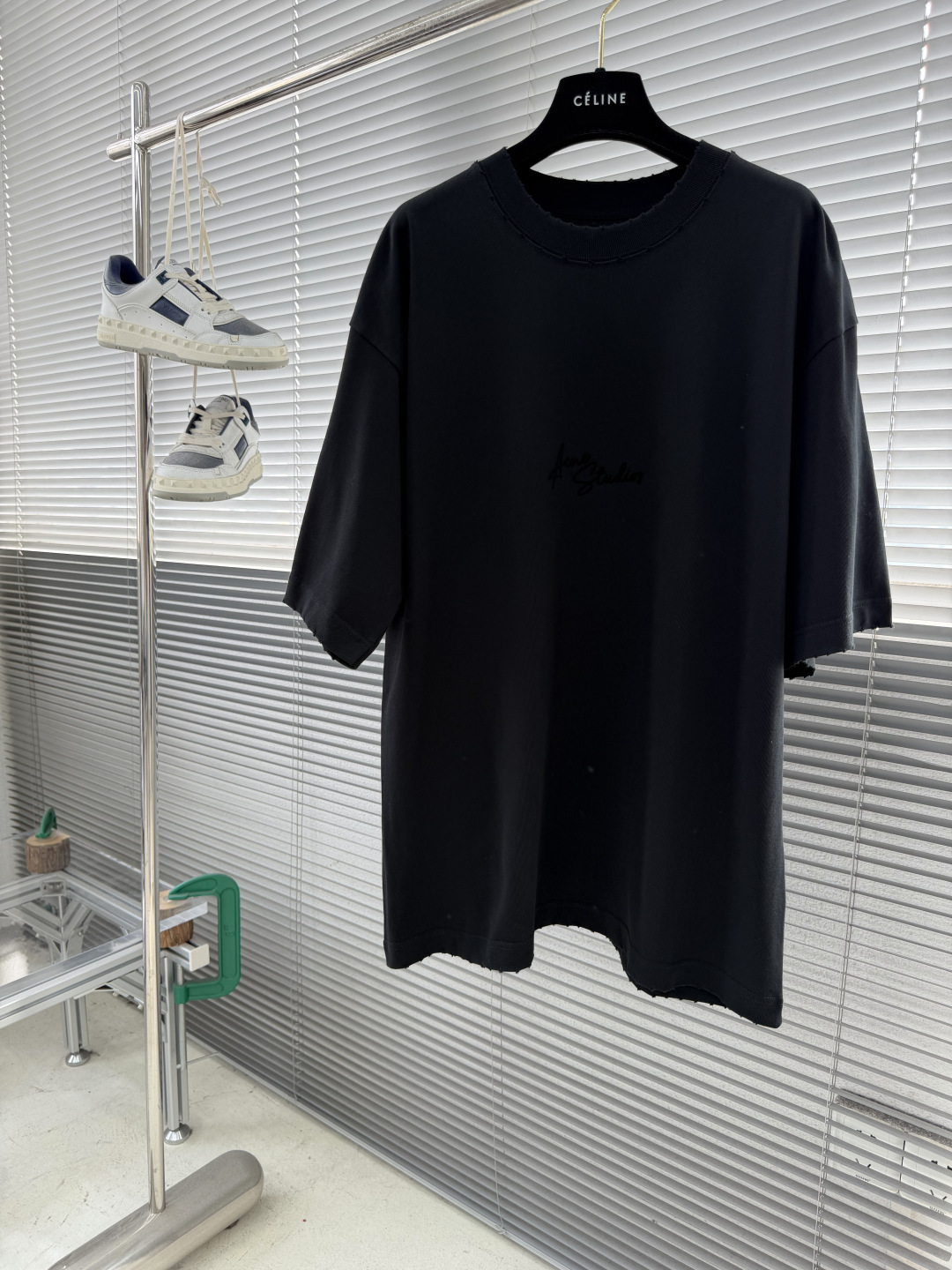 Acne Studios 手写徽标T恤 ，Acne Studios这款26新款手写字母logoT恤，将北欧极简与复古情怀