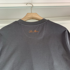 Loro piana1981春夏最新款短袖T恤衫 面料控推荐 让整体凸显细节质感!简约的设计 对面料 版型 细节点缀 要 Loro piana1981春夏最新款短袖T恤衫 面料控推荐 让整体凸显细节质感!简约的设计 对面料 版型 细节点缀 要