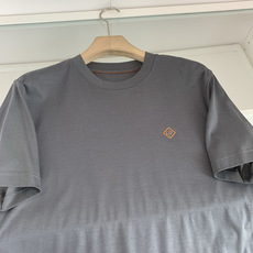Loro piana1981春夏最新款短袖T恤衫 面料控推荐 让整体凸显细节质感!简约的设计 对面料 版型 细节点缀 要 Loro piana1981春夏最新款短袖T恤衫 面料控推荐 让整体凸显细节质感!简约的设计 对面料 版型 细节点缀 要