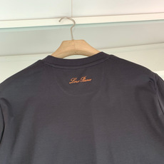 Loro piana1981春夏最新款短袖T恤衫 面料控推荐 让整体凸显细节质感!简约的设计 对面料 版型 细节点缀 要 Loro piana1981春夏最新款短袖T恤衫 面料控推荐 让整体凸显细节质感!简约的设计 对面料 版型 细节点缀 要