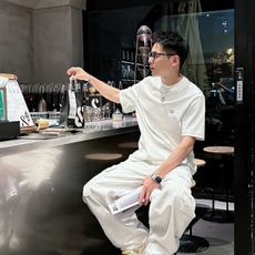 2026早春新款短袖 对面料控有极高要求的 买它!!! 衣橱必备经典款式 胸口经典logo图案刺绣设计 与后背柳钉点缀相 2026早春新款短袖 对面料控有极高要求的 买它!!! 衣橱必备经典款式 胸口经典logo图案刺绣设计 与后背柳钉点缀相