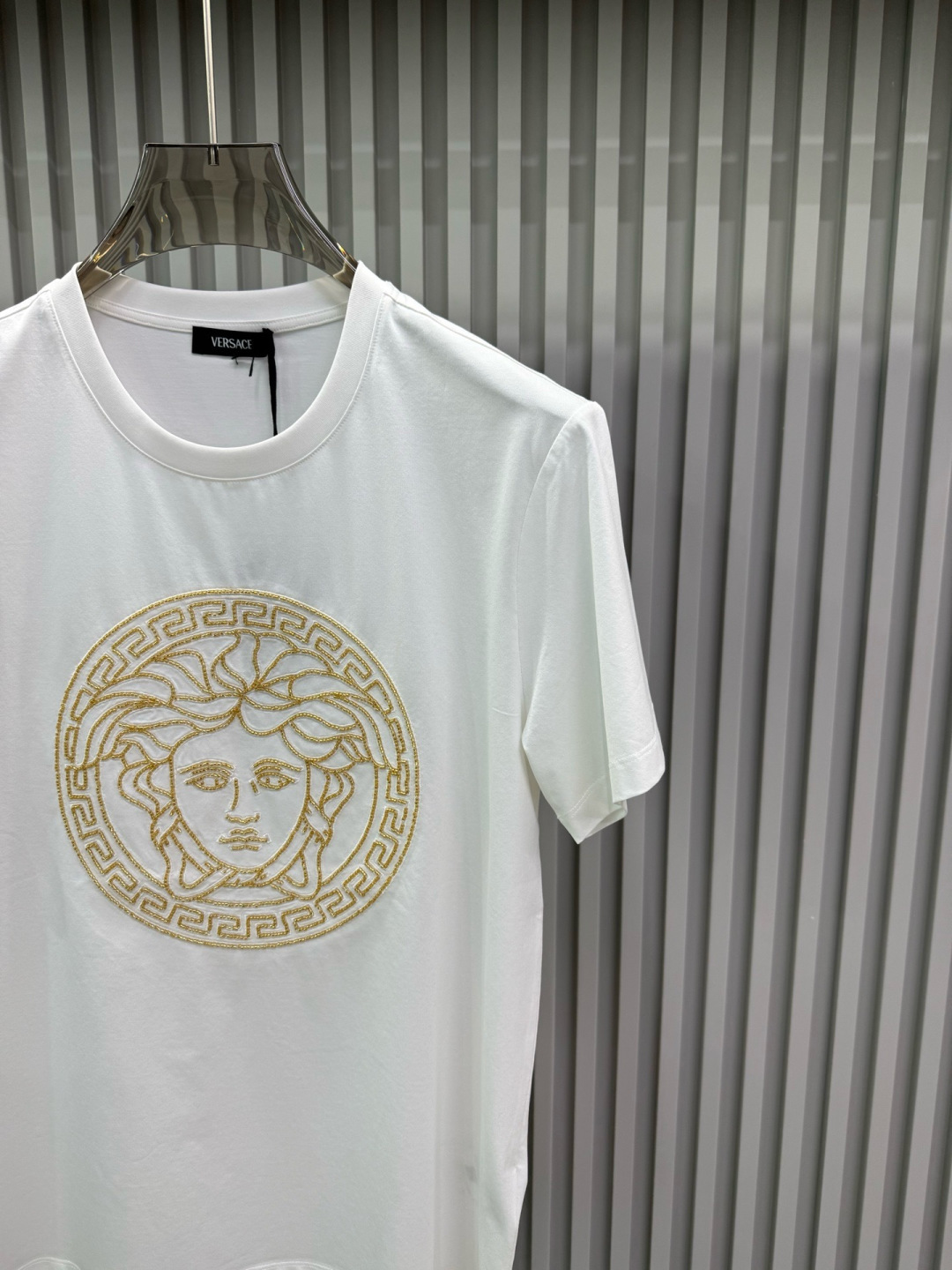 Versace 2026春夏新品德国进口36色珠管绣花机刺绣medusa 图案短袖T恤；定制100支双股丝光长绒棉面料，