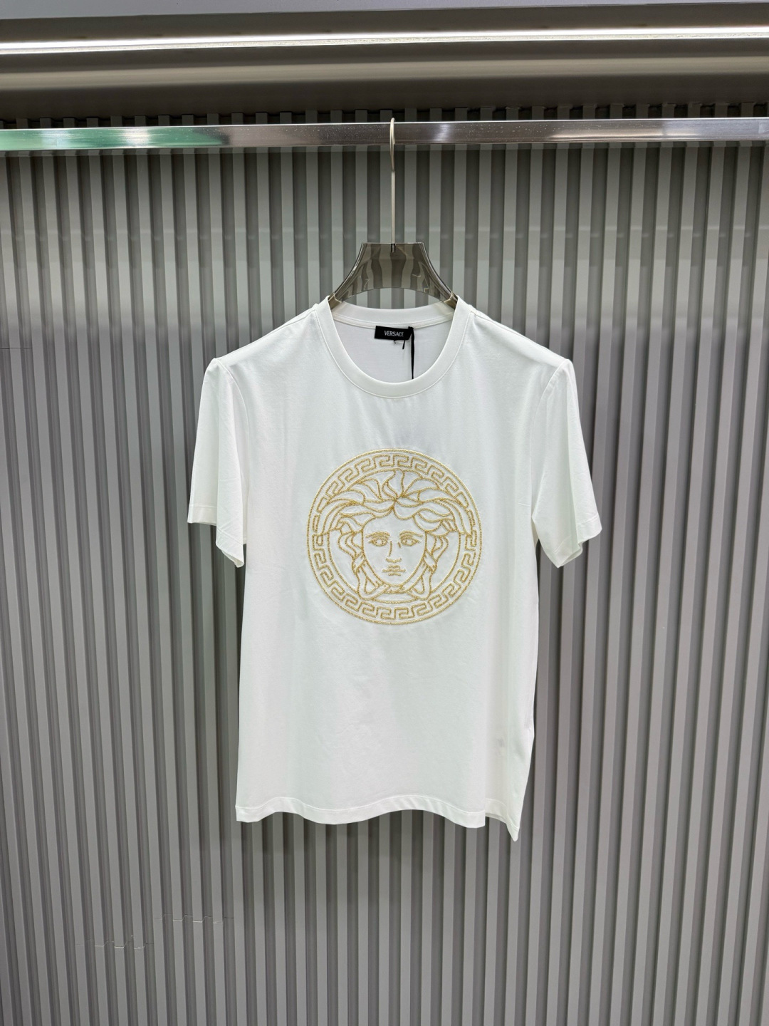 Versace 2026春夏新品德国进口36色珠管绣花机刺绣medusa 图案短袖T恤；定制100支双股丝光长绒棉面料，
