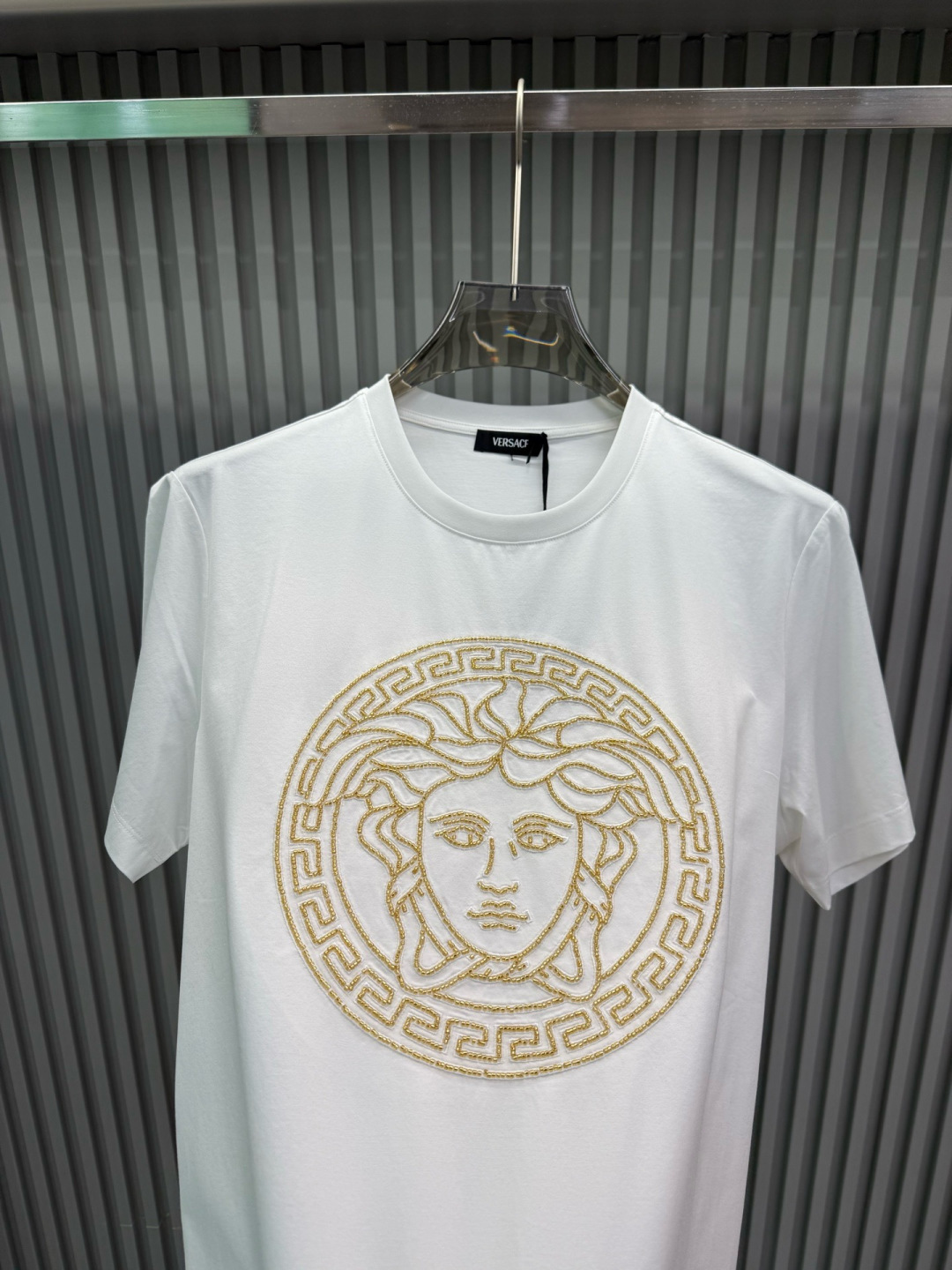 Versace 2026春夏新品德国进口36色珠管绣花机刺绣medusa 图案短袖T恤；定制100支双股丝光长绒棉面料，