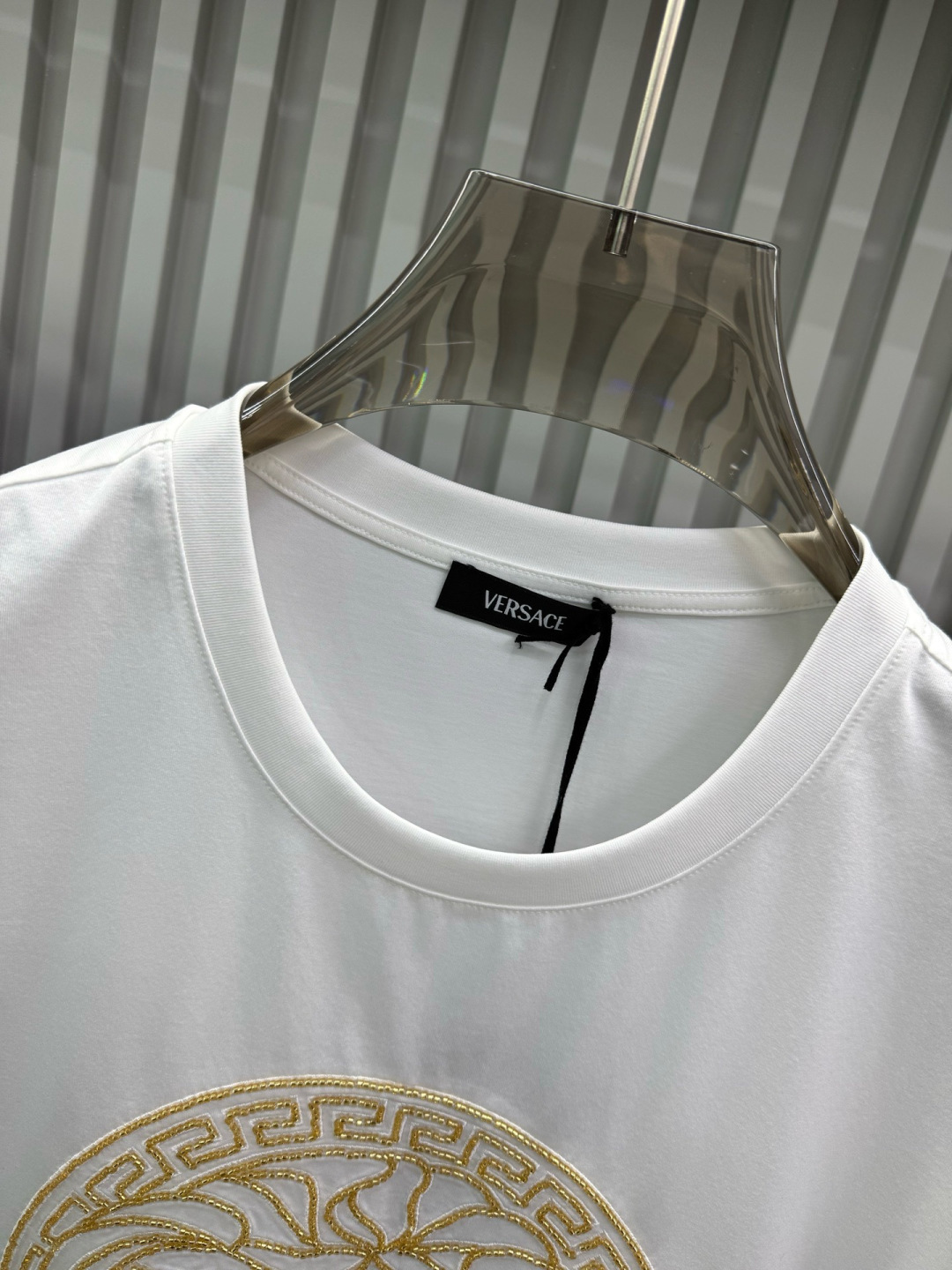 Versace 2026春夏新品德国进口36色珠管绣花机刺绣medusa 图案短袖T恤；定制100支双股丝光长绒棉面料，