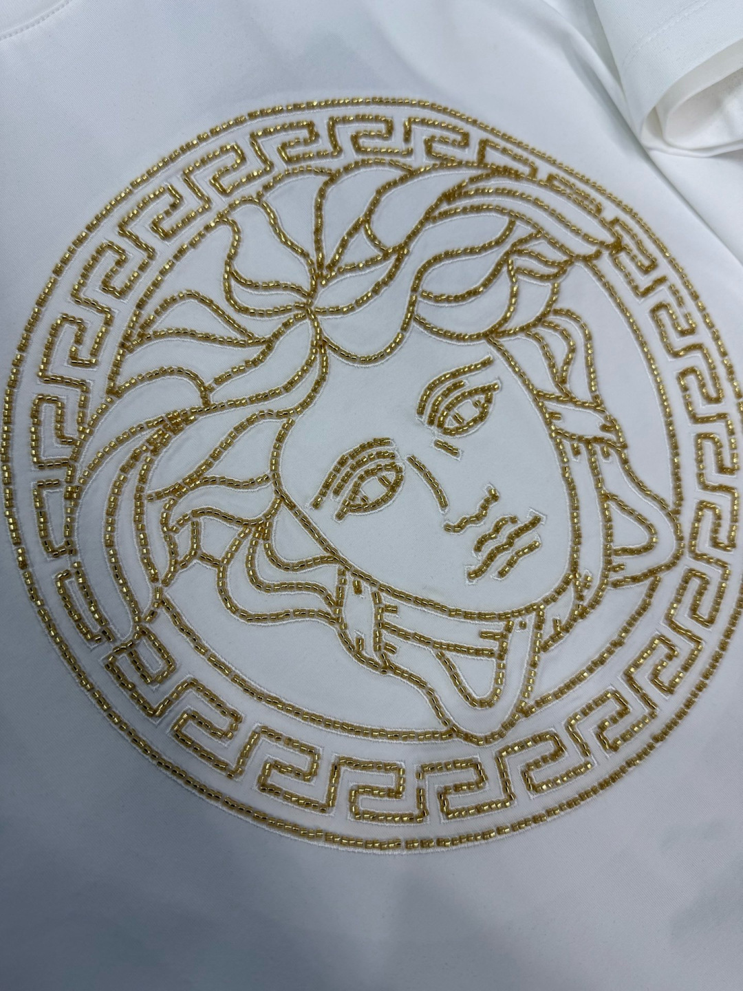 Versace 2026春夏新品德国进口36色珠管绣花机刺绣medusa 图案短袖T恤；定制100支双股丝光长绒棉面料，