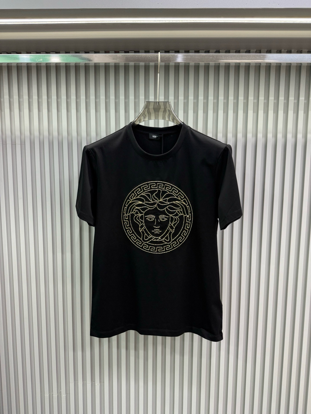 Versace 2026春夏新品德国进口36色珠管绣花机刺绣medusa 图案短袖T恤；定制100支双股丝光长绒棉面料，
