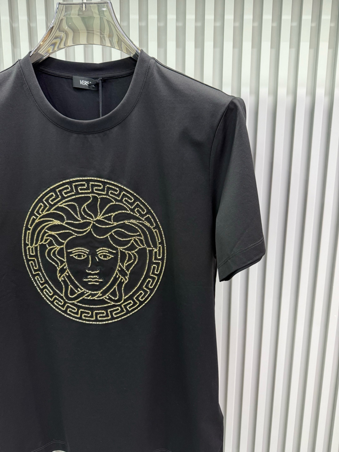 Versace 2026春夏新品德国进口36色珠管绣花机刺绣medusa 图案短袖T恤；定制100支双股丝光长绒棉面料，