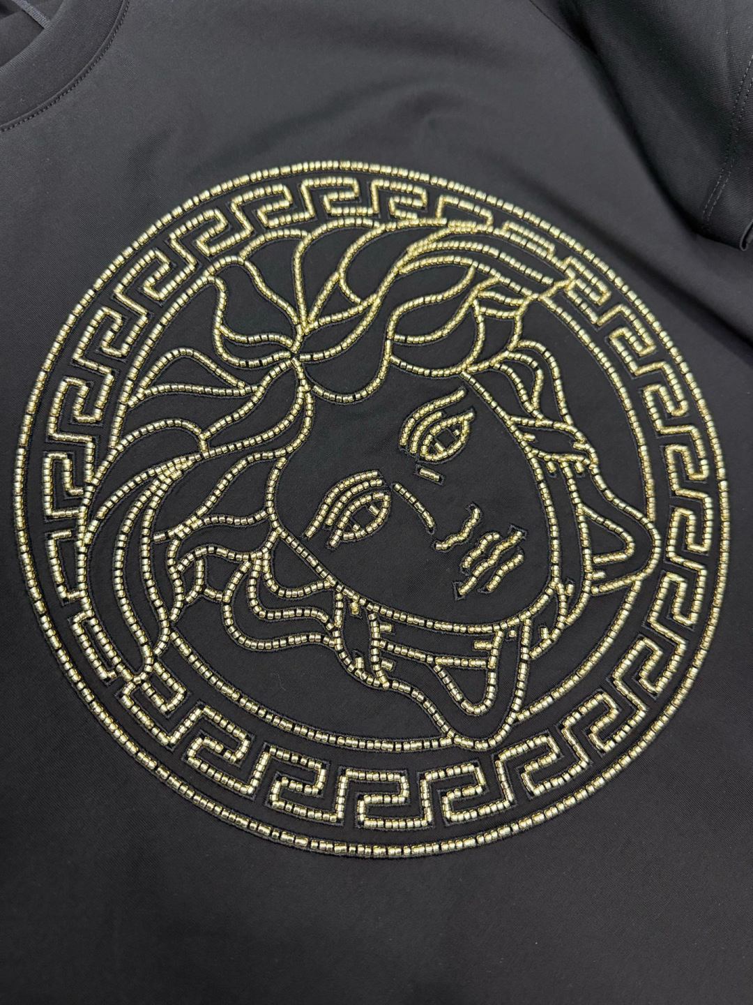 Versace 2026春夏新品德国进口36色珠管绣花机刺绣medusa 图案短袖T恤；定制100支双股丝光长绒棉面料，