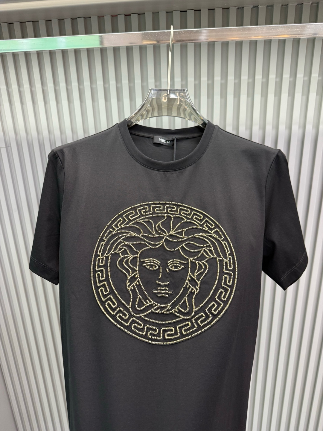 Versace 2026春夏新品德国进口36色珠管绣花机刺绣medusa 图案短袖T恤；定制100支双股丝光长绒棉面料，