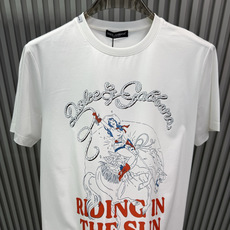 Dolce&Gabbana2026春夏新品印花短袖T恤,是品牌极具辨识度的印花美学代表作,设计上融合了意式奢华与 Dolce&Gabbana2026春夏新品印花短袖T恤,是品牌极具辨识度的印花美学代表作,设计上融合了意式奢华与