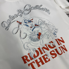 Dolce&Gabbana2026春夏新品印花短袖T恤,是品牌极具辨识度的印花美学代表作,设计上融合了意式奢华与 Dolce&Gabbana2026春夏新品印花短袖T恤,是品牌极具辨识度的印花美学代表作,设计上融合了意式奢华与