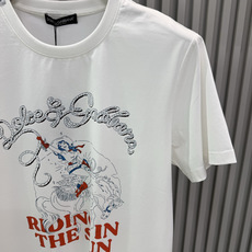 Dolce&Gabbana2026春夏新品印花短袖T恤,是品牌极具辨识度的印花美学代表作,设计上融合了意式奢华与 Dolce&Gabbana2026春夏新品印花短袖T恤,是品牌极具辨识度的印花美学代表作,设计上融合了意式奢华与