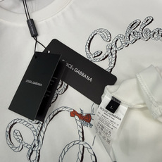 Dolce&Gabbana2026春夏新品印花短袖T恤,是品牌极具辨识度的印花美学代表作,设计上融合了意式奢华与 Dolce&Gabbana2026春夏新品印花短袖T恤,是品牌极具辨识度的印花美学代表作,设计上融合了意式奢华与