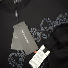 Dolce&Gabbana2026春夏新品印花短袖T恤,是品牌极具辨识度的印花美学代表作,设计上融合了意式奢华与 Dolce&Gabbana2026春夏新品印花短袖T恤,是品牌极具辨识度的印花美学代表作,设计上融合了意式奢华与