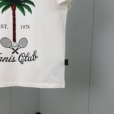 PHILIPP PLEIN SS26春夏新品Tennis Club印花标识短袖T恤,正面饰有棕榈树、网球拍和“Tenni PHILIPP PLEIN SS26春夏新品Tennis Club印花标识短袖T恤,正面饰有棕榈树、网球拍和“Tenni