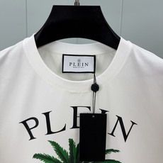 PHILIPP PLEIN SS26春夏新品Tennis Club印花标识短袖T恤,正面饰有棕榈树、网球拍和“Tenni PHILIPP PLEIN SS26春夏新品Tennis Club印花标识短袖T恤,正面饰有棕榈树、网球拍和“Tenni