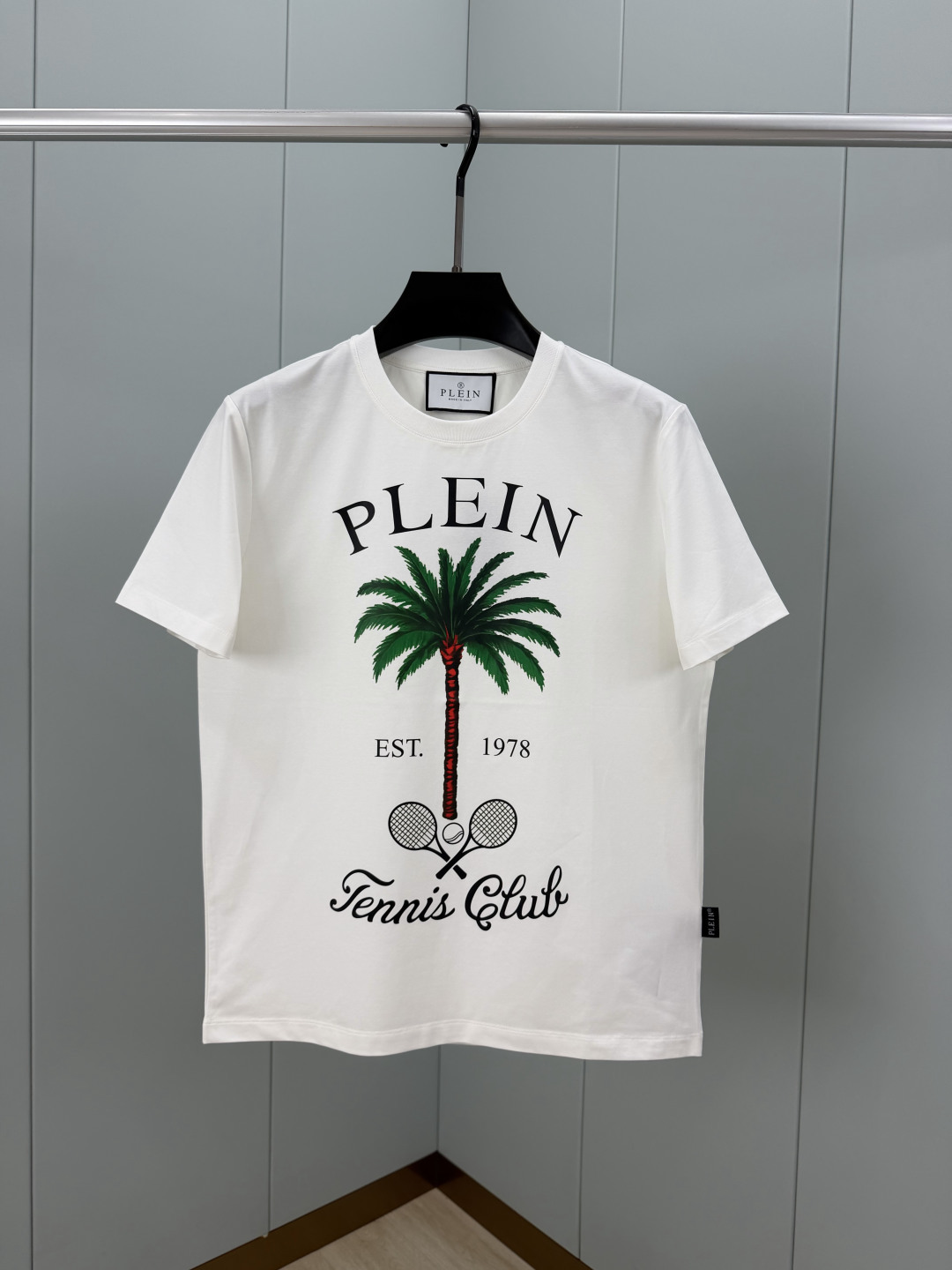 PHILIPP PLEIN SS26春夏新品Tennis Club印花标识短袖T恤,正面饰有棕榈树、网球拍和“Tenni PHILIPP PLEIN SS26春夏新品Tennis Club印花标识短袖T恤,正面饰有棕榈树、网球拍和“Tenni
