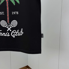 PHILIPP PLEIN SS26春夏新品Tennis Club印花标识短袖T恤,正面饰有棕榈树、网球拍和“Tenni PHILIPP PLEIN SS26春夏新品Tennis Club印花标识短袖T恤,正面饰有棕榈树、网球拍和“Tenni