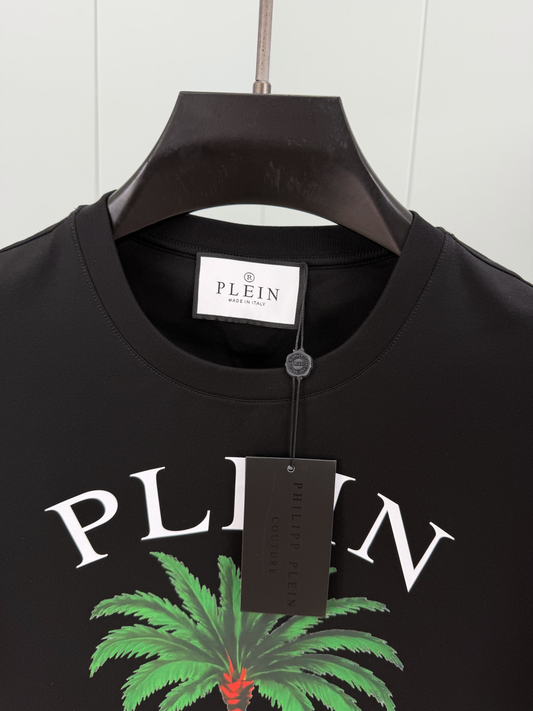 PHILIPP PLEIN SS26春夏新品Tennis Club印花标识短袖T恤,正面饰有棕榈树、网球拍和“Tenni PHILIPP PLEIN SS26春夏新品Tennis Club印花标识短袖T恤,正面饰有棕榈树、网球拍和“Tenni