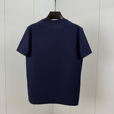 Prada.普拉达 SS26春夏新品经典印花标识短袖T恤,正面胸前左侧饰品牌经典标志性印花标识点缀,彰显品牌辨识度,常青 Prada.普拉达 SS26春夏新品经典印花标识短袖T恤,正面胸前左侧饰品牌经典标志性印花标识点缀,彰显品牌辨识度,常青