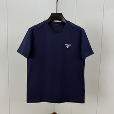 Prada.普拉达 SS26春夏新品经典印花标识短袖T恤,正面胸前左侧饰品牌经典标志性印花标识点缀,彰显品牌辨识度,常青 Prada.普拉达 SS26春夏新品经典印花标识短袖T恤,正面胸前左侧饰品牌经典标志性印花标识点缀,彰显品牌辨识度,常青