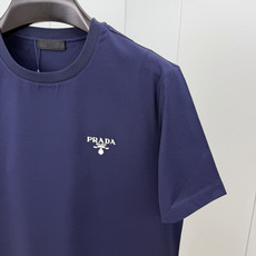 Prada.普拉达 SS26春夏新品经典印花标识短袖T恤,正面胸前左侧饰品牌经典标志性印花标识点缀,彰显品牌辨识度,常青 Prada.普拉达 SS26春夏新品经典印花标识短袖T恤,正面胸前左侧饰品牌经典标志性印花标识点缀,彰显品牌辨识度,常青
