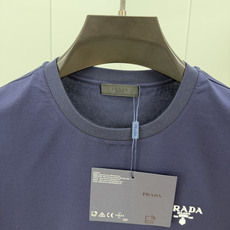 Prada.普拉达 SS26春夏新品经典印花标识短袖T恤,正面胸前左侧饰品牌经典标志性印花标识点缀,彰显品牌辨识度,常青 Prada.普拉达 SS26春夏新品经典印花标识短袖T恤,正面胸前左侧饰品牌经典标志性印花标识点缀,彰显品牌辨识度,常青