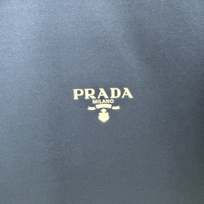 Prada.普拉达 SS26春夏新品经典印花标识短袖T恤,正面胸前左侧饰品牌经典标志性印花标识点缀,彰显品牌辨识度,常青 Prada.普拉达 SS26春夏新品经典印花标识短袖T恤,正面胸前左侧饰品牌经典标志性印花标识点缀,彰显品牌辨识度,常青