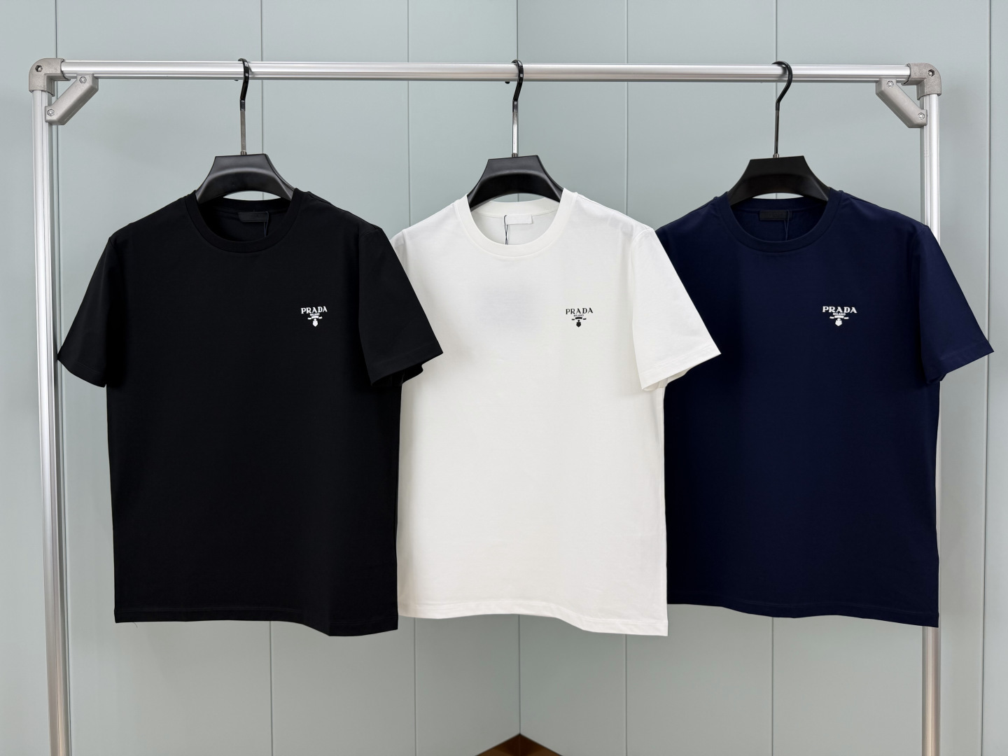 Prada.普拉达 SS26春夏新品经典印花标识短袖T恤，正面胸前左侧饰品牌经典标志性印花标识点缀，彰显品牌辨识度，常青