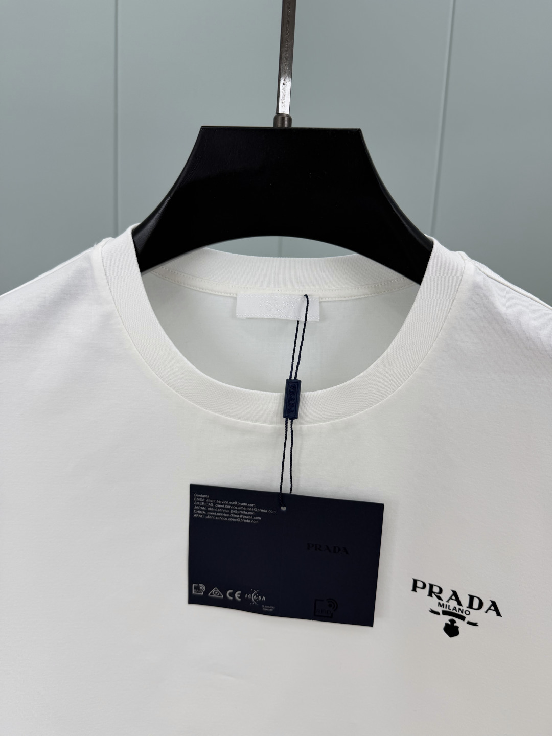 Prada.普拉达 SS26春夏新品经典印花标识短袖T恤，正面胸前左侧饰品牌经典标志性印花标识点缀，彰显品牌辨识度，常青
