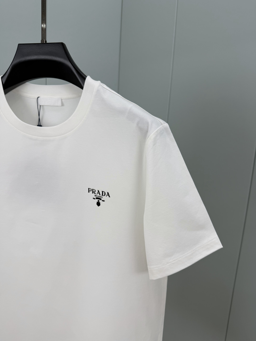 Prada.普拉达 SS26春夏新品经典印花标识短袖T恤，正面胸前左侧饰品牌经典标志性印花标识点缀，彰显品牌辨识度，常青