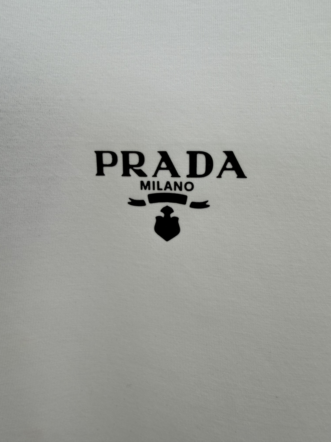 Prada.普拉达 SS26春夏新品经典印花标识短袖T恤，正面胸前左侧饰品牌经典标志性印花标识点缀，彰显品牌辨识度，常青