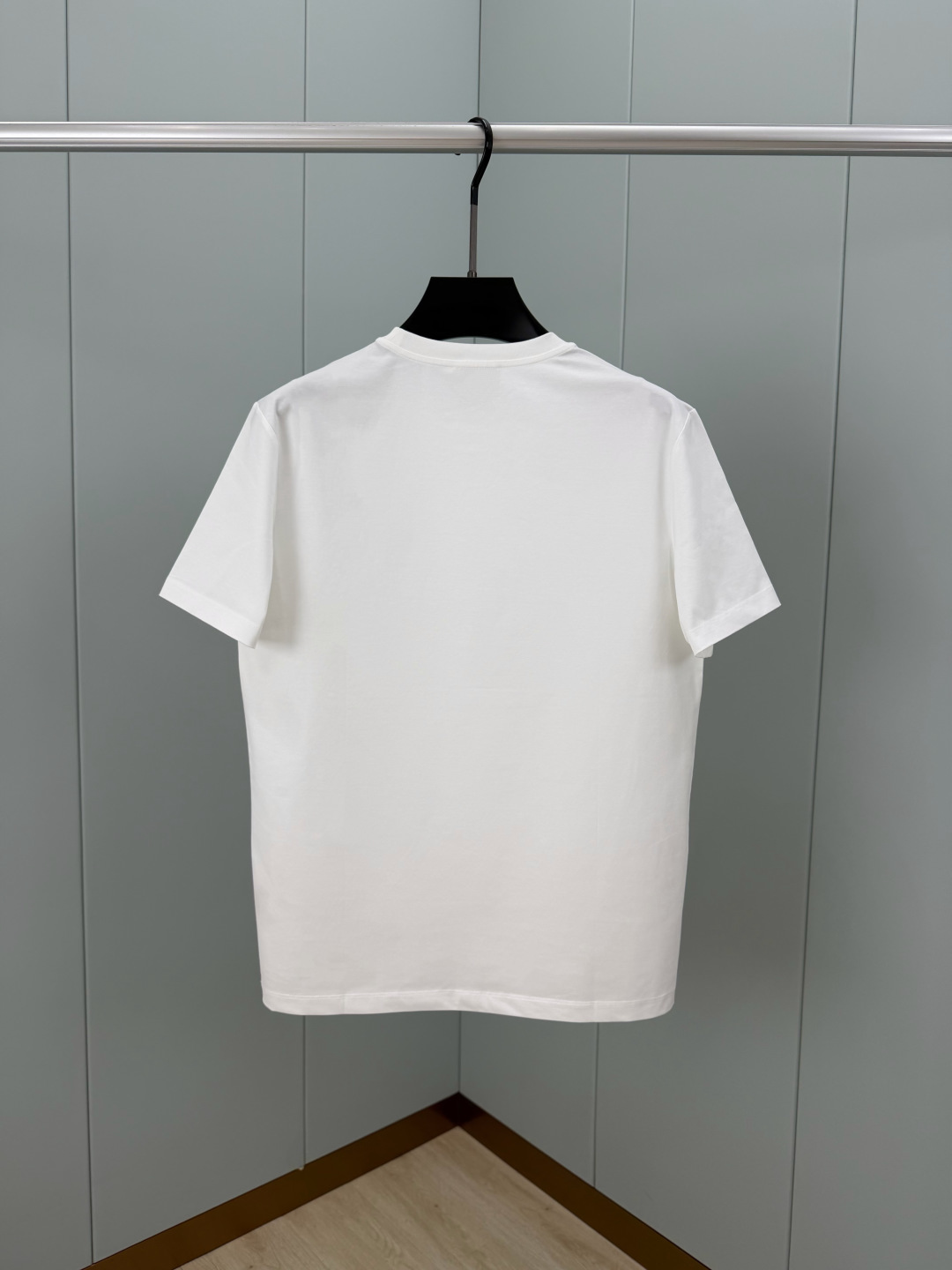 Prada.普拉达 SS26春夏新品经典印花标识短袖T恤，正面胸前左侧饰品牌经典标志性印花标识点缀，彰显品牌辨识度，常青