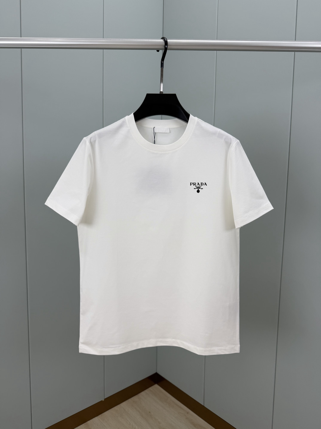 Prada.普拉达 SS26春夏新品经典印花标识短袖T恤，正面胸前左侧饰品牌经典标志性印花标识点缀，彰显品牌辨识度，常青