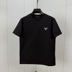 Prada.普拉达 SS26春夏新品经典印花标识短袖T恤,正面胸前左侧饰品牌经典标志性印花标识点缀,彰显品牌辨识度,常青 Prada.普拉达 SS26春夏新品经典印花标识短袖T恤,正面胸前左侧饰品牌经典标志性印花标识点缀,彰显品牌辨识度,常青
