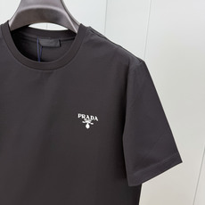 Prada.普拉达 SS26春夏新品经典印花标识短袖T恤,正面胸前左侧饰品牌经典标志性印花标识点缀,彰显品牌辨识度,常青 Prada.普拉达 SS26春夏新品经典印花标识短袖T恤,正面胸前左侧饰品牌经典标志性印花标识点缀,彰显品牌辨识度,常青