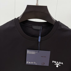 Prada.普拉达 SS26春夏新品经典印花标识短袖T恤,正面胸前左侧饰品牌经典标志性印花标识点缀,彰显品牌辨识度,常青 Prada.普拉达 SS26春夏新品经典印花标识短袖T恤,正面胸前左侧饰品牌经典标志性印花标识点缀,彰显品牌辨识度,常青