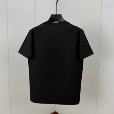 Prada.普拉达 SS26春夏新品经典印花标识短袖T恤,正面胸前左侧饰品牌经典标志性印花标识点缀,彰显品牌辨识度,常青 Prada.普拉达 SS26春夏新品经典印花标识短袖T恤,正面胸前左侧饰品牌经典标志性印花标识点缀,彰显品牌辨识度,常青