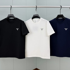 Prada.普拉达 SS26春夏新品经典印花标识短袖T恤,正面胸前左侧饰品牌经典标志性印花标识点缀,彰显品牌辨识度,常青 Prada.普拉达 SS26春夏新品经典印花标识短袖T恤,正面胸前左侧饰品牌经典标志性印花标识点缀,彰显品牌辨识度,常青