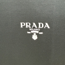 Prada.普拉达 SS26春夏新品经典印花标识短袖T恤,正面胸前左侧饰品牌经典标志性印花标识点缀,彰显品牌辨识度,常青 Prada.普拉达 SS26春夏新品经典印花标识短袖T恤,正面胸前左侧饰品牌经典标志性印花标识点缀,彰显品牌辨识度,常青