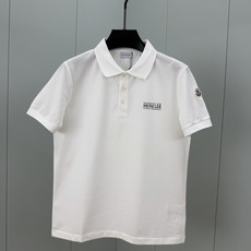 Moncler.蒙口 SS26春夏新品字母印花标识Polo衫,以最简约的形式呈现,体现了休闲雅致风格,正面饰品牌字母lo Moncler.蒙口 SS26春夏新品字母印花标识Polo衫,以最简约的形式呈现,体现了休闲雅致风格,正面饰品牌字母lo
