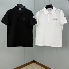 Moncler.蒙口 SS26春夏新品字母印花标识Polo衫,以最简约的形式呈现,体现了休闲雅致风格,正面饰品牌字母lo Moncler.蒙口 SS26春夏新品字母印花标识Polo衫,以最简约的形式呈现,体现了休闲雅致风格,正面饰品牌字母lo