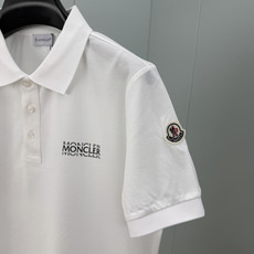Moncler.蒙口 SS26春夏新品字母印花标识Polo衫,以最简约的形式呈现,体现了休闲雅致风格,正面饰品牌字母lo Moncler.蒙口 SS26春夏新品字母印花标识Polo衫,以最简约的形式呈现,体现了休闲雅致风格,正面饰品牌字母lo