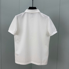 Moncler.蒙口 SS26春夏新品字母印花标识Polo衫,以最简约的形式呈现,体现了休闲雅致风格,正面饰品牌字母lo Moncler.蒙口 SS26春夏新品字母印花标识Polo衫,以最简约的形式呈现,体现了休闲雅致风格,正面饰品牌字母lo
