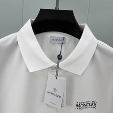 Moncler.蒙口 SS26春夏新品字母印花标识Polo衫,以最简约的形式呈现,体现了休闲雅致风格,正面饰品牌字母lo Moncler.蒙口 SS26春夏新品字母印花标识Polo衫,以最简约的形式呈现,体现了休闲雅致风格,正面饰品牌字母lo