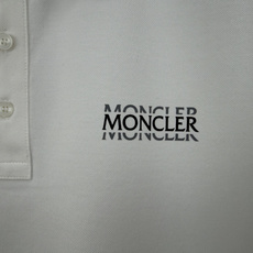 Moncler.蒙口 SS26春夏新品字母印花标识Polo衫,以最简约的形式呈现,体现了休闲雅致风格,正面饰品牌字母lo Moncler.蒙口 SS26春夏新品字母印花标识Polo衫,以最简约的形式呈现,体现了休闲雅致风格,正面饰品牌字母lo