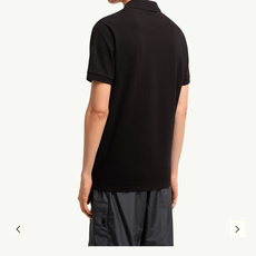 Moncler.蒙口 SS26春夏新品字母印花标识Polo衫,以最简约的形式呈现,体现了休闲雅致风格,正面饰品牌字母lo Moncler.蒙口 SS26春夏新品字母印花标识Polo衫,以最简约的形式呈现,体现了休闲雅致风格,正面饰品牌字母lo