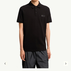 Moncler.蒙口 SS26春夏新品字母印花标识Polo衫,以最简约的形式呈现,体现了休闲雅致风格,正面饰品牌字母lo Moncler.蒙口 SS26春夏新品字母印花标识Polo衫,以最简约的形式呈现,体现了休闲雅致风格,正面饰品牌字母lo